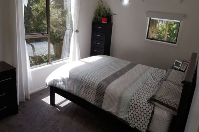 Photo of property in 2/42 Tree View Avenue, Glenfield, Auckland, 0629