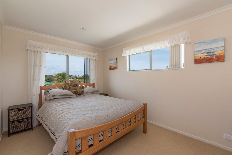 Photo of property in 27 Fergy Crescent, Wattle Downs, Auckland, 2103