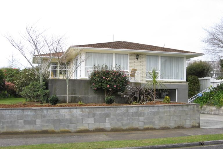 Photo of property in 3 Onslow Place, Merrilands, New Plymouth, 4312