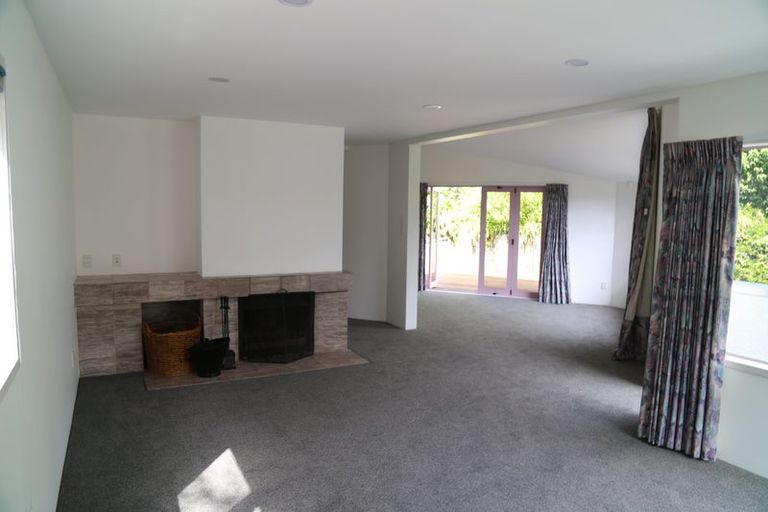 Photo of property in 2/18 The Esplanade, Castor Bay, Auckland, 0620