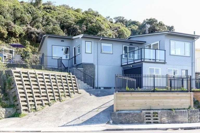 Photo of property in 91 Akaroa Drive, Maupuia, Wellington, 6022
