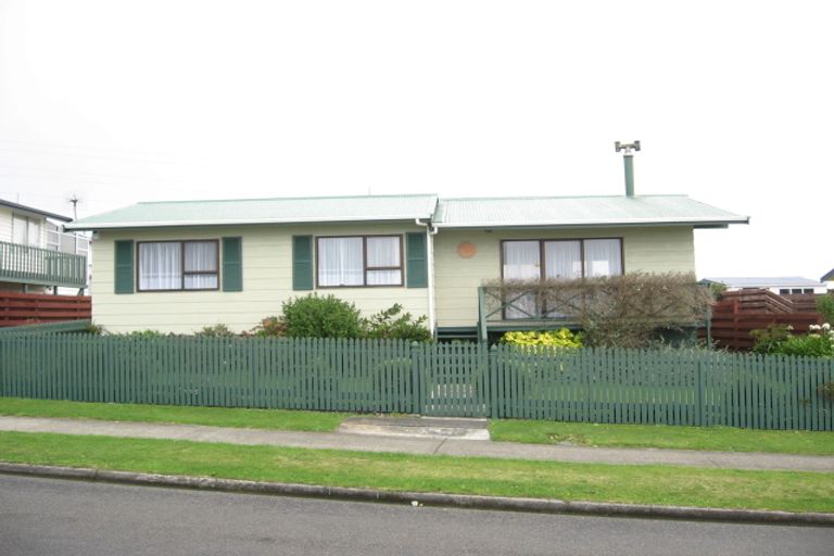 Photo of property in 14 Edgecombe Street, Newlands, Wellington, 6037