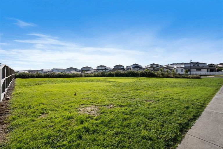 Photo of property in 70 Twin Parks Rise, Papakura, 2110