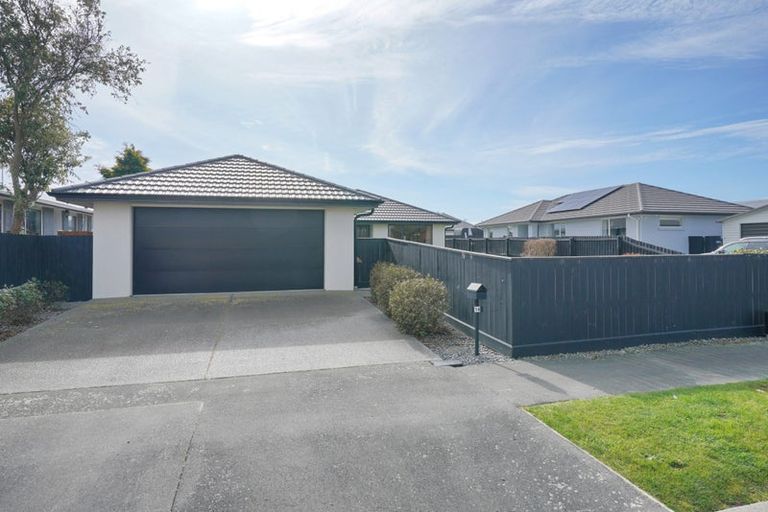 Photo of property in 14 Royal Park Drive, Parklands, Christchurch, 8083