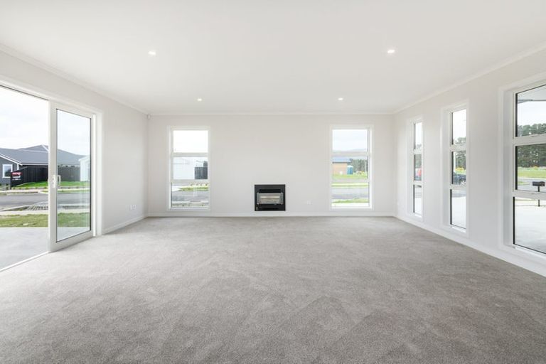 Photo of property in 61 Atlantic Drive, Fitzherbert, Palmerston North, 4410