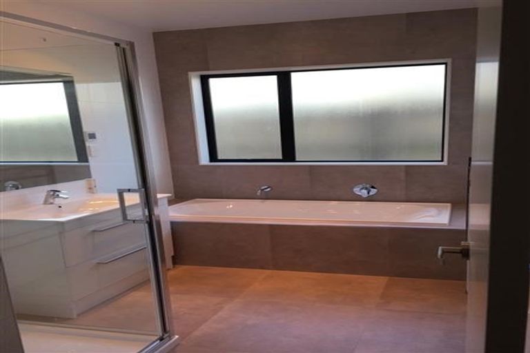 Photo of property in 27 Syd Grant Crescent, Orewa, 0931