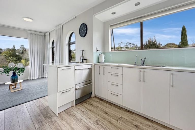 Photo of property in 2/5 Manaia Place, Mairangi Bay, Auckland, 0630