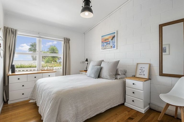 Photo of property in 2/289 Glenfield Road, Glenfield, Auckland, 0629