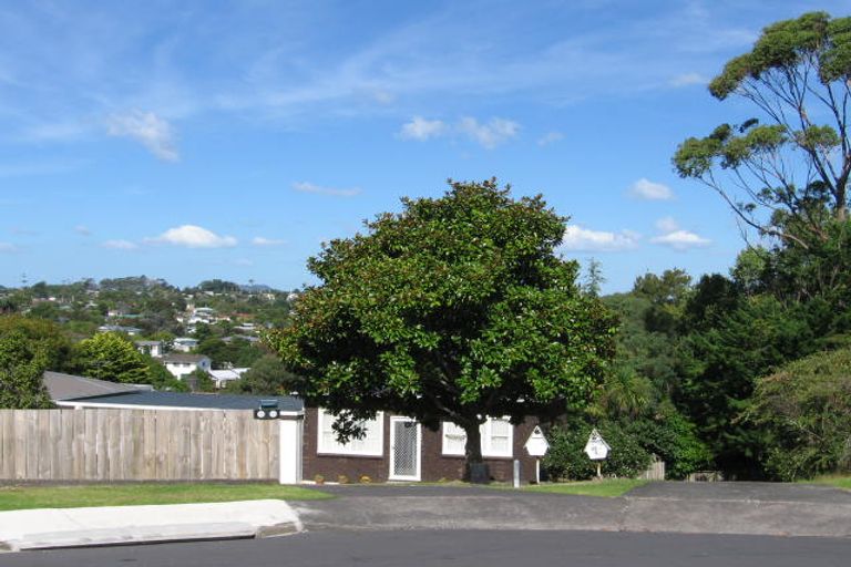 Photo of property in 1/15 Cypress Place, Sunnynook, Auckland, 0620