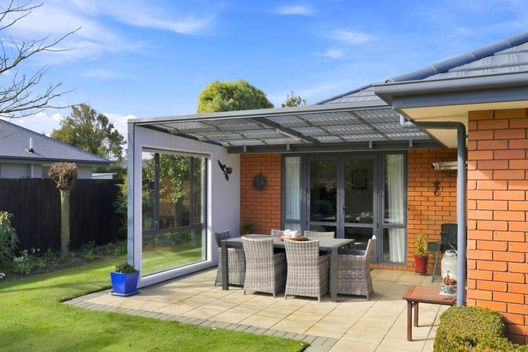 Photo of property in 8 Gwen Place, Redwood, Christchurch, 8051