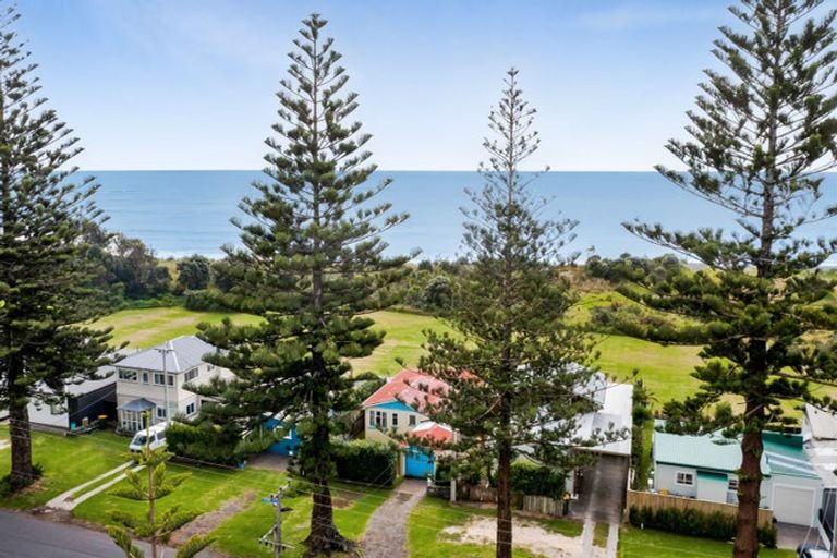 Photo of property in 16 Battiscombe Terrace, Waitara, 4320