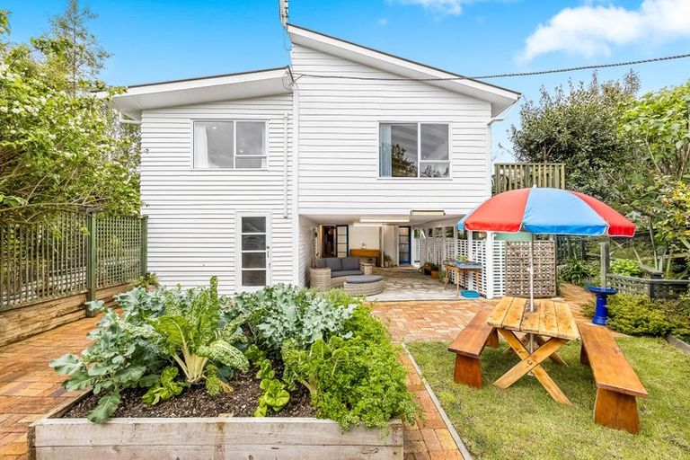 Photo of property in 155 Hutchinson Avenue, New Lynn, Auckland, 0600