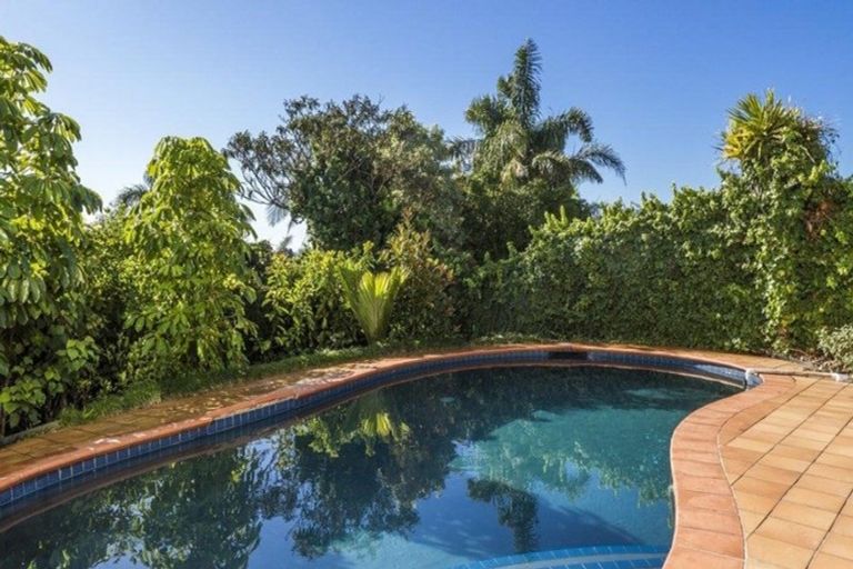 Photo of property in 18 Beechwood Road, Rothesay Bay, Auckland, 0630