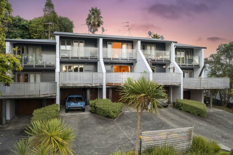 Photo of property in 3/17 Pannill Place, Oteha, Auckland, 0632