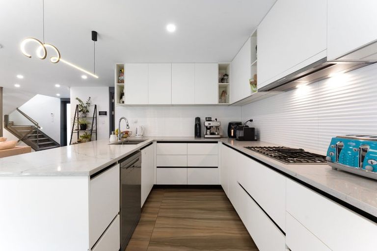 Photo of property in 48a Peter Terrace, Castor Bay, Auckland, 0620