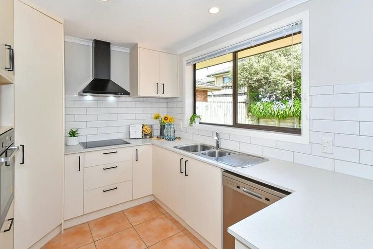 Photo of property in 10 Mt Lebanon Crescent, The Gardens, Auckland, 2105