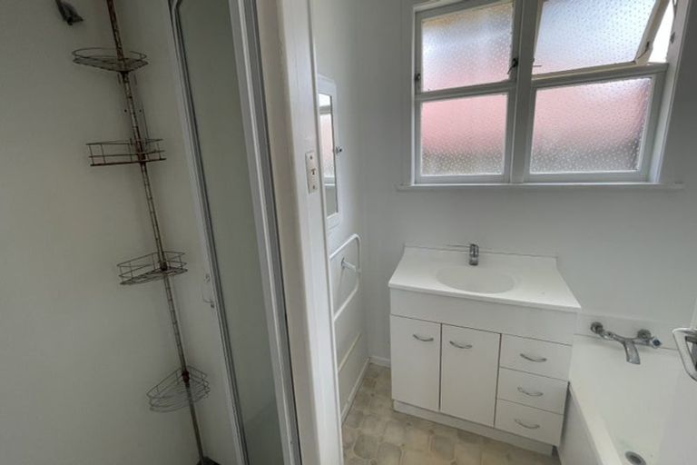 Photo of property in 12 Gill Avenue, Te Atatu Peninsula, Auckland, 0610