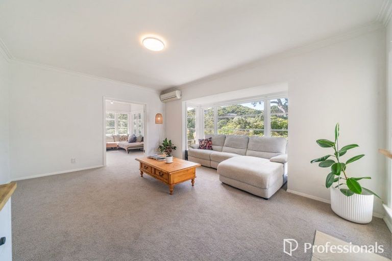 Photo of property in 6 Te Whiti Grove, Korokoro, Lower Hutt, 5012