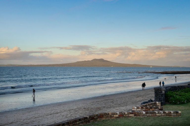 Photo of property in 9a Holiday Road, Milford, Auckland, 0620