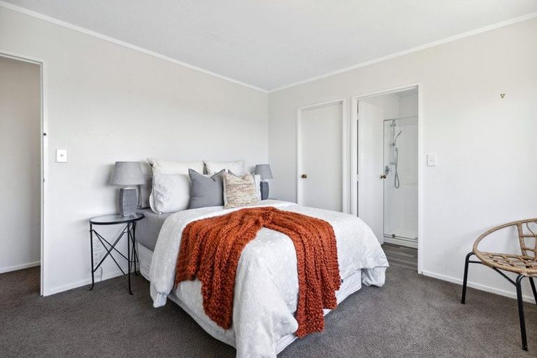 Photo of property in 2/48 Barbados Drive, Unsworth Heights, Auckland, 0632