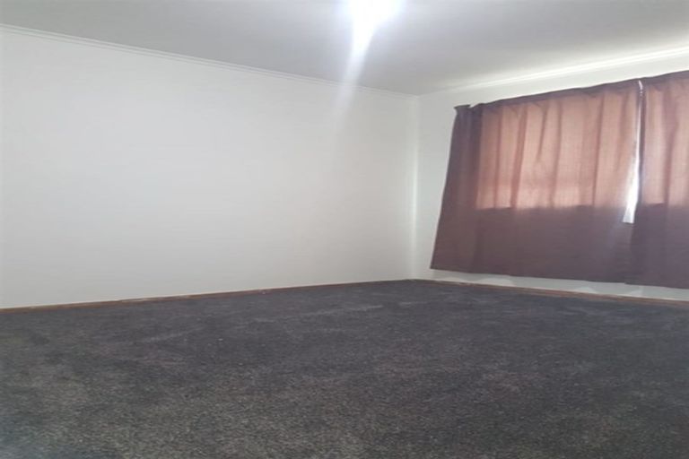 Photo of property in 11 Springside Place, New Lynn, Auckland, 0600