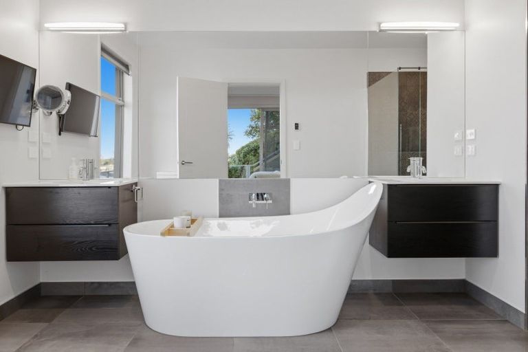 Photo of property in 57 Omokoroa Road, Omokoroa, 3114