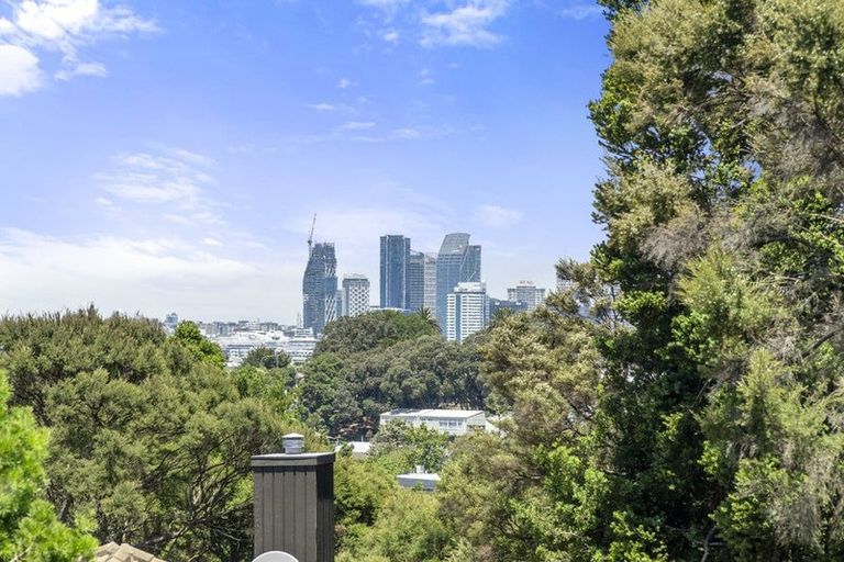 Photo of property in 1/27 Holdaway Avenue, Northcote, Auckland, 0627