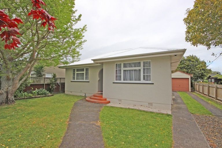 Photo of property in 28 Pahiatua Street, Hokowhitu, Palmerston North, 4410