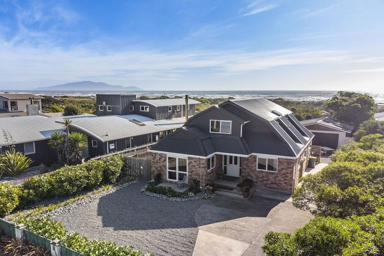 Photo of property in 11 Rodney Avenue, Te Horo Beach, Otaki, 5581