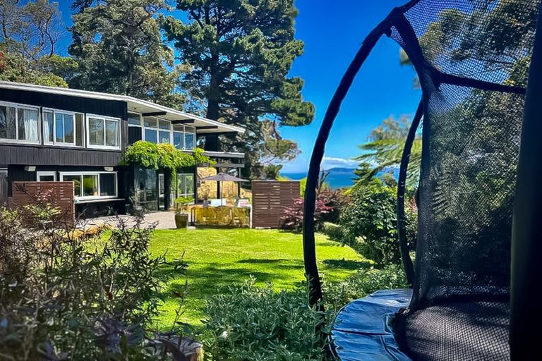 Photo of property in 11 Richmond Road, Mahina Bay, Lower Hutt, 5013