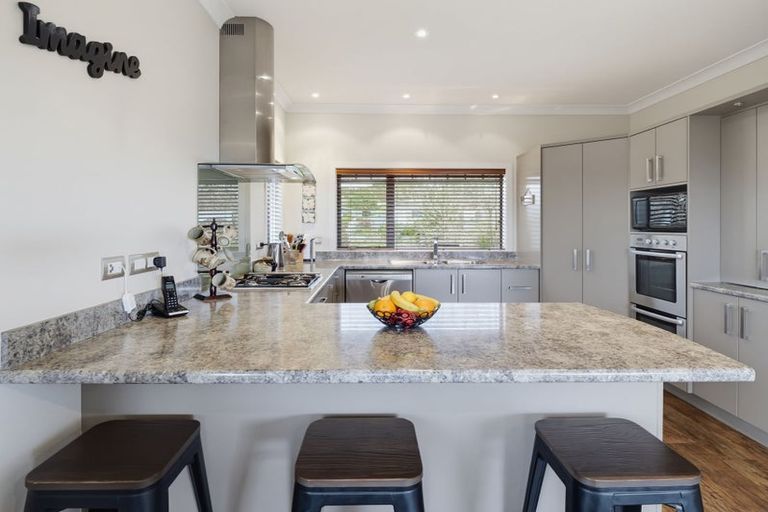 Photo of property in 71 Ruapehu Drive, Fitzherbert, Palmerston North, 4410
