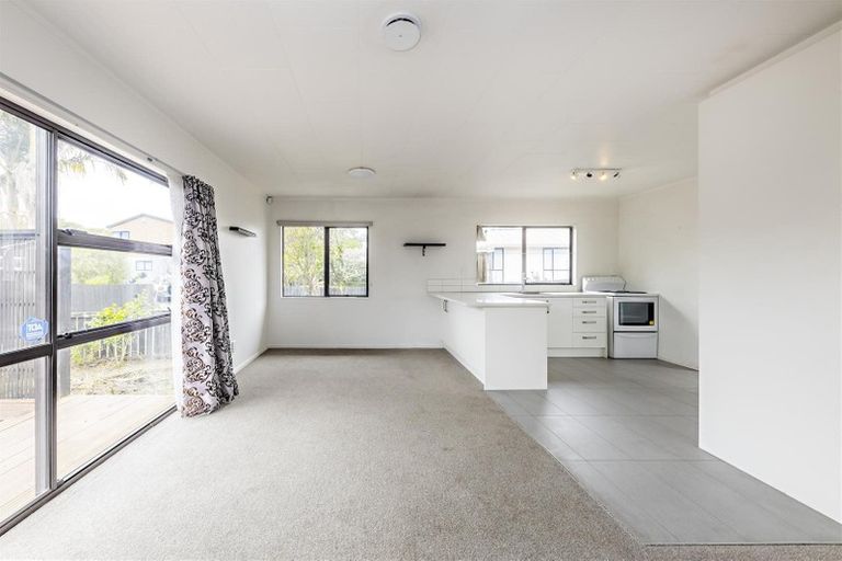 Photo of property in 3/13 Kirklow Place, Goodwood Heights, Auckland, 2105