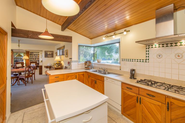 Photo of property in 2 Kent Lodge Avenue, Avonhead, Christchurch, 8042