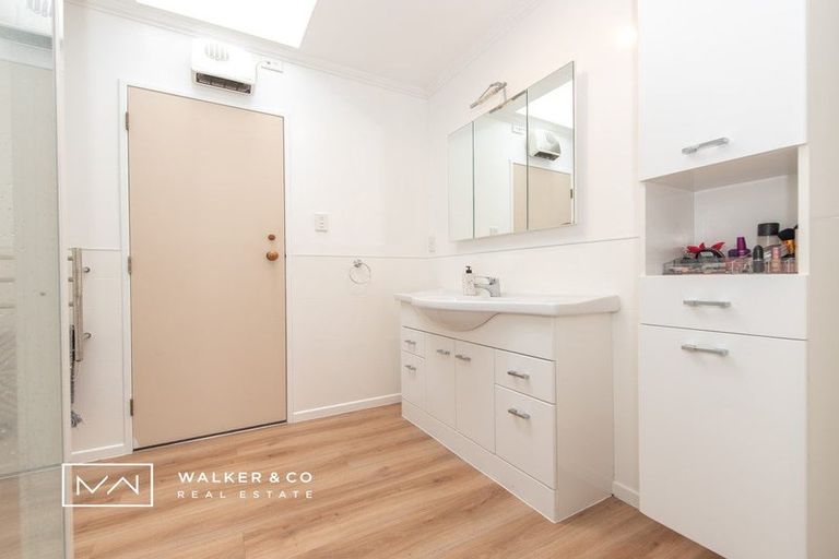 Photo of property in 2 Bathurst Street, Heretaunga, Upper Hutt, 5018