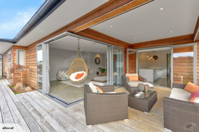 Photo of property in 21 Van Rixel Drive, Kumeu, 0810