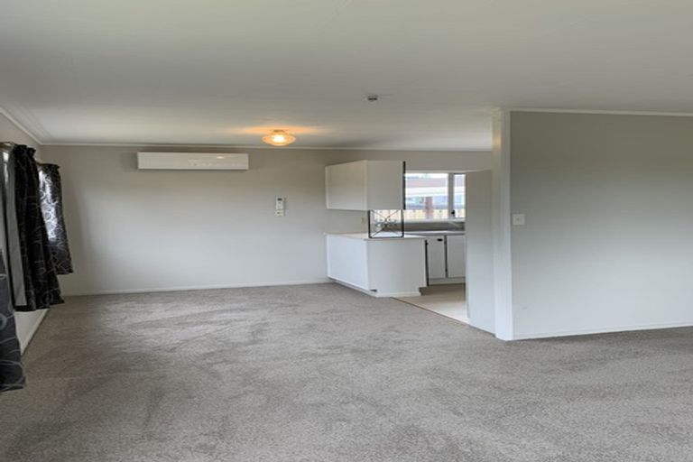 Photo of property in 2/6 Bundena Place, Clendon Park, Auckland, 2103