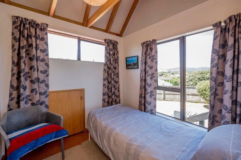 Photo of property in 6 Stonewall Grove, Waikanae Beach, Waikanae, 5036