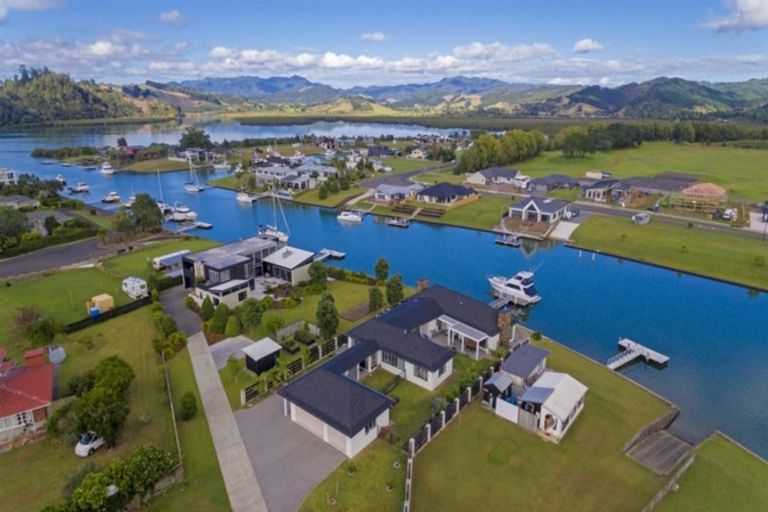 Photo of property in 15 Waitotara Way, Whitianga, 3510