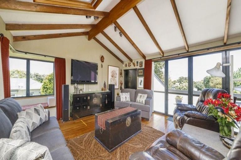 Photo of property in 24 Weston Avenue, Roslyn, Palmerston North, 4414