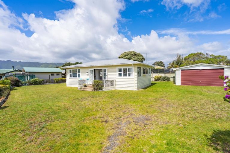 Photo of property in 11 Adrian Grove, Waikanae Beach, Waikanae, 5036