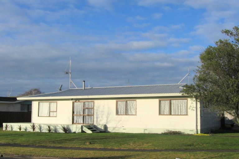 Photo of property in 84 Oakfield Crescent, Pukete, Hamilton, 3200