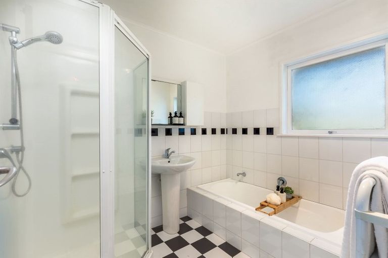 Photo of property in 33 Pupuke Road, Birkenhead, Auckland, 0627