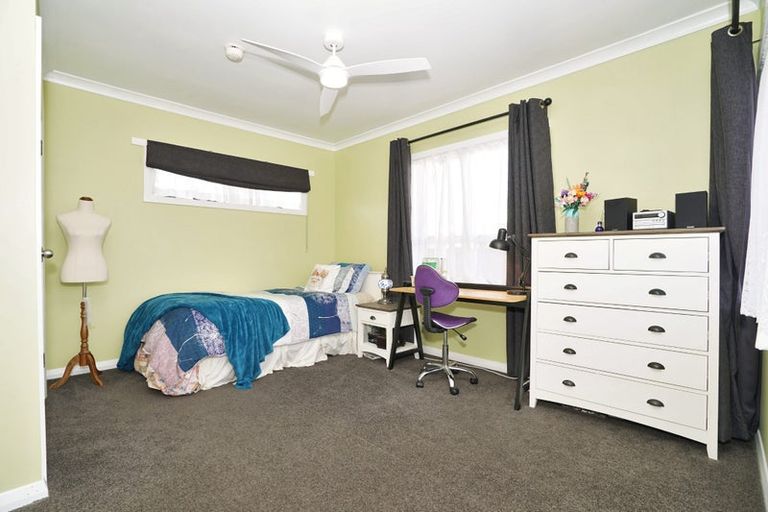 Photo of property in 2 Dover Road, St Andrews, Hamilton, 3200