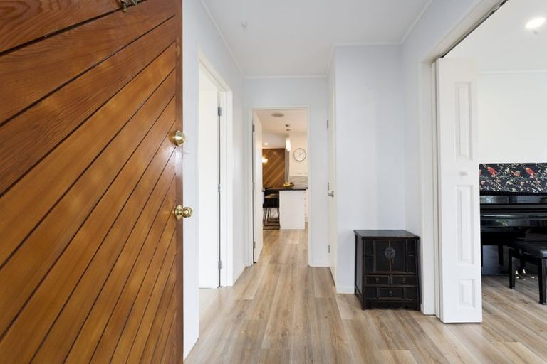 Photo of property in 14 Rhinevale Close, Henderson, Auckland, 0612