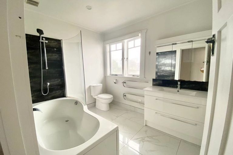 Photo of property in 7 Seaside Avenue, Waterview, Auckland, 1026