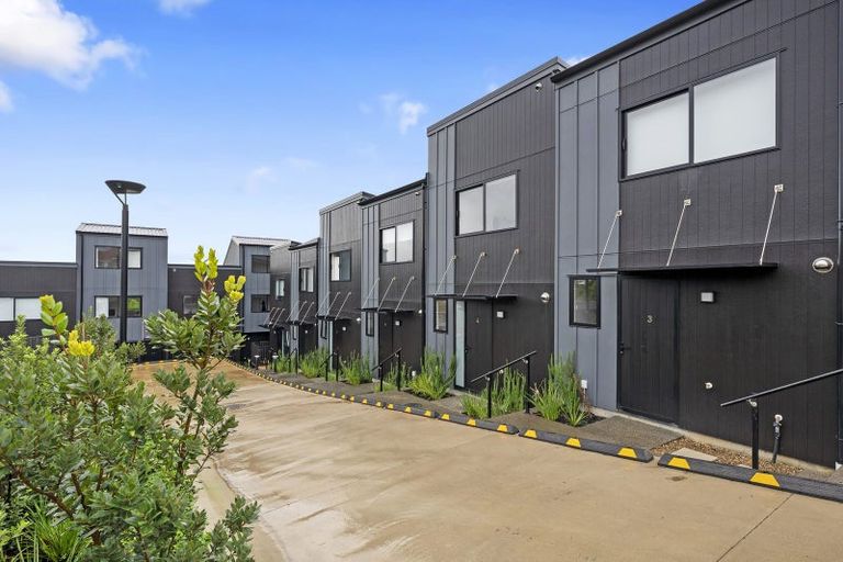 Photo of property in 7/8 Chivalry Road, Glenfield, Auckland, 0629