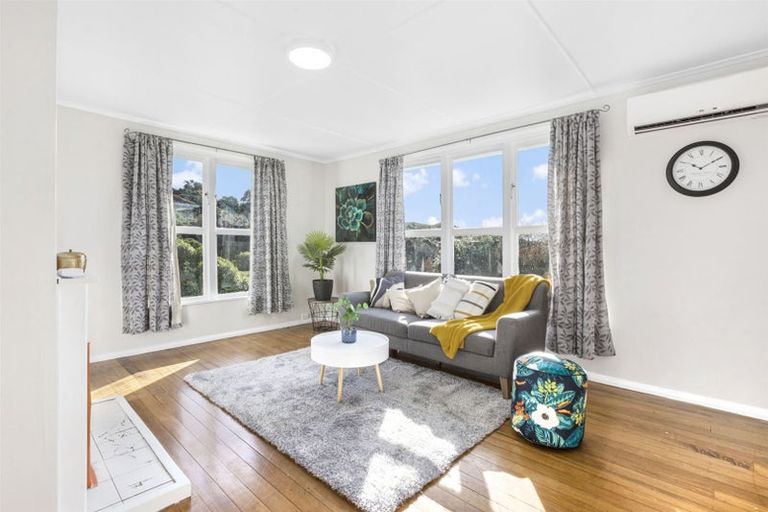 Photo of property in 2 Ngahue Crescent, Elsdon, Porirua, 5022