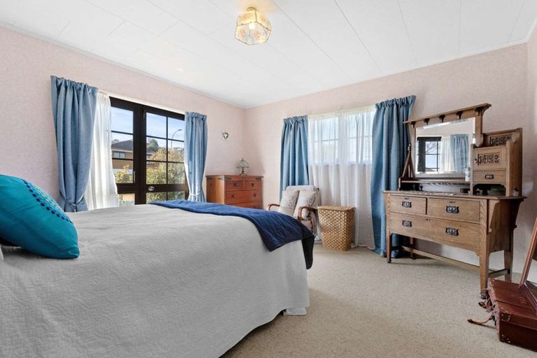 Photo of property in 8 Aquarius Drive, Kawaha Point, Rotorua, 3010