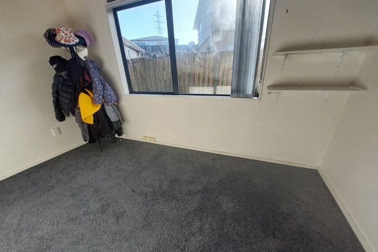 Photo of property in 10 Loughanure Place, Massey, Auckland, 0614