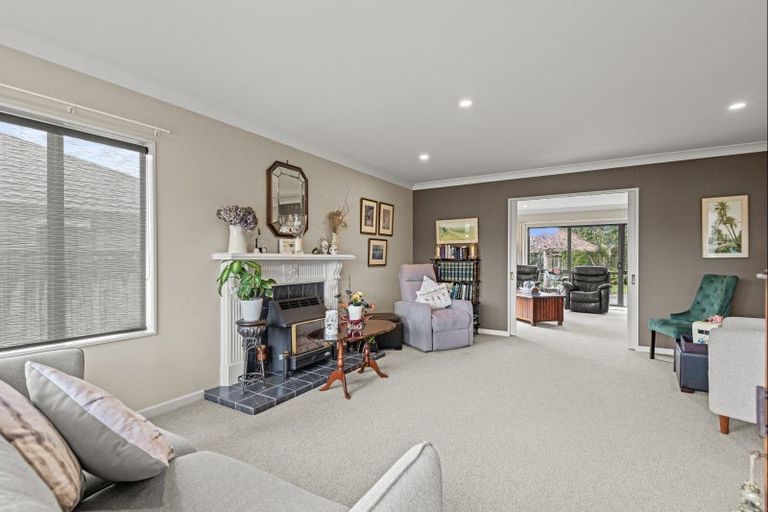 Photo of property in 9 Rosebank Avenue, Kelvin Grove, Palmerston North, 4414
